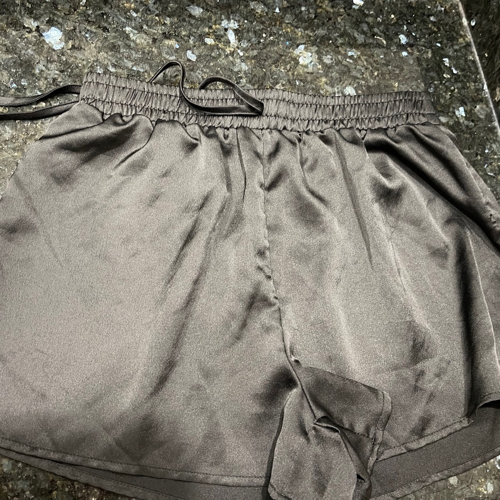 Satin shein shorts M